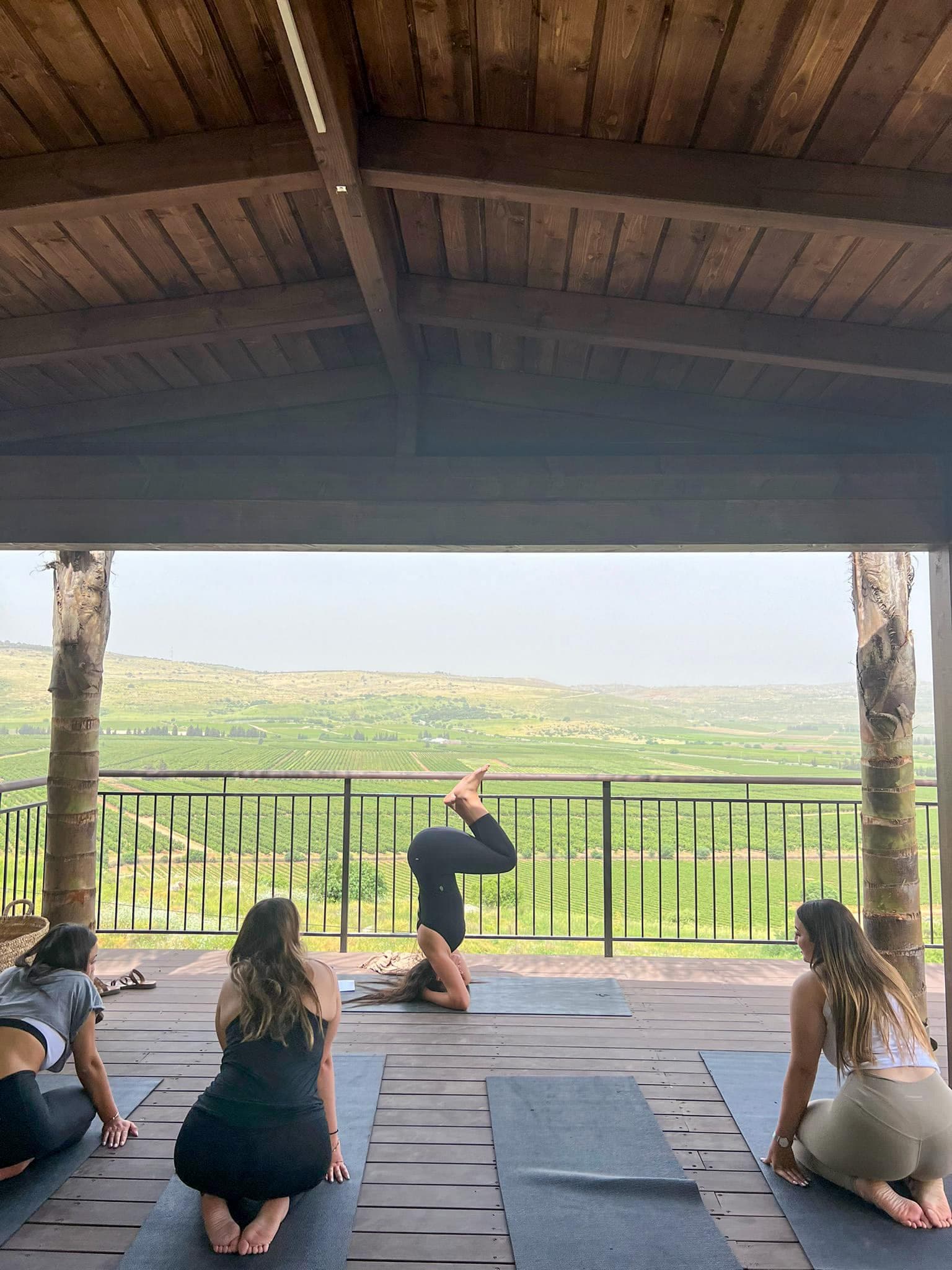 ריטריט — יוגה על טרסה עם נוף