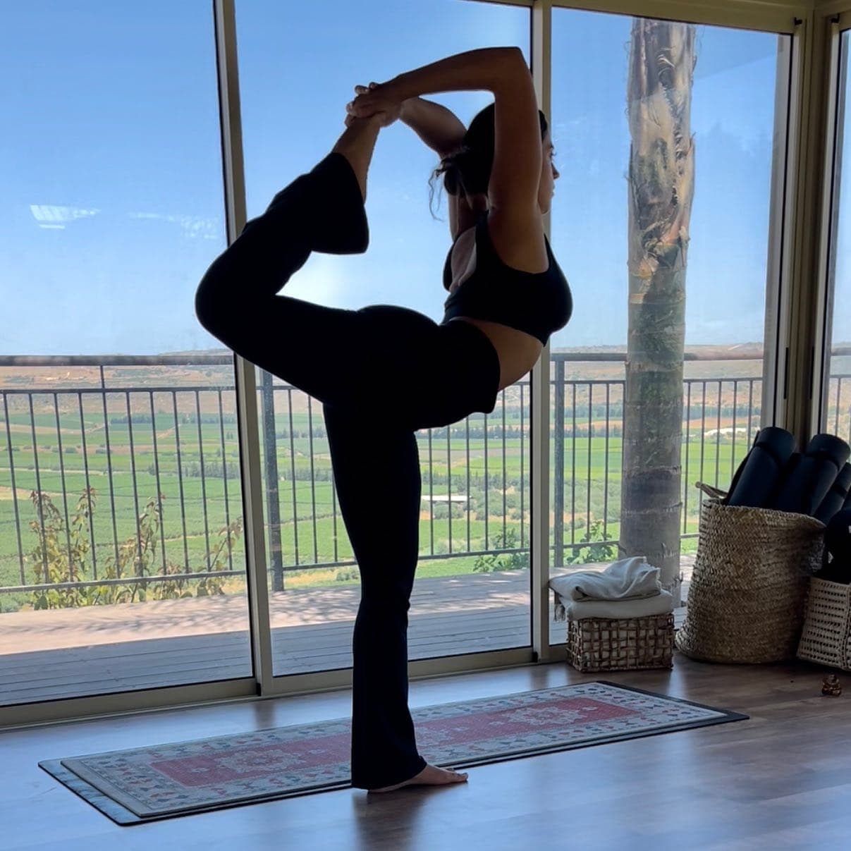 יוגה עם נוף כפרי פנורמי